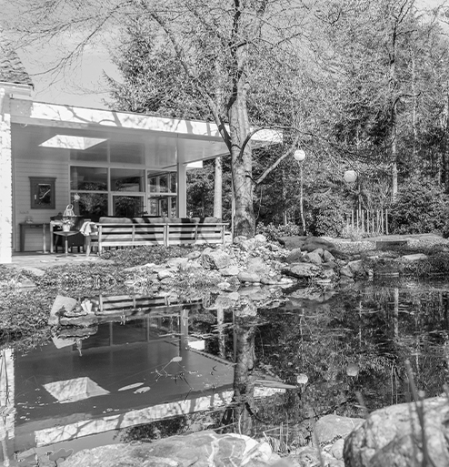 Vrijstaande woning met veranda aan natuurlijke vijver in bosrijke tuin