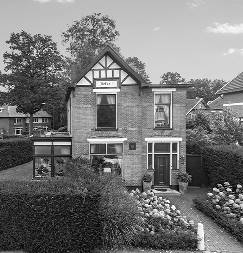 Vrijstaande jaren 30 woning met erker en diepe voortuin in rustige woonomgeving