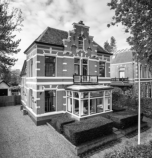 Vrijstaande karakteristieke villa met serre, balkon en royale tuin